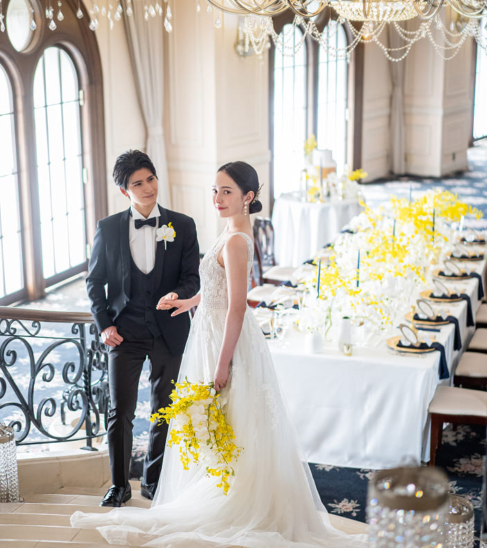 シャンデリアが煌めくホテルのレストランと新郎新婦の写真