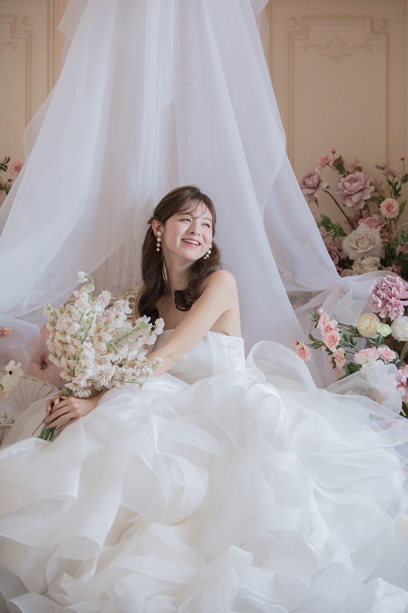 白いウェディングドレスに身を包んだ新婦