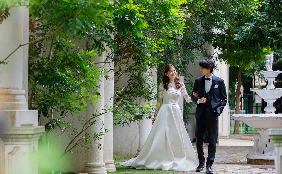 手を取り合って歩く新郎新婦