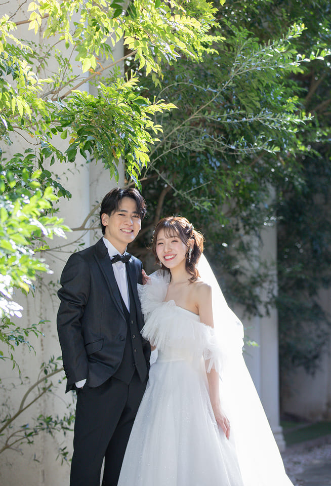 緑あふれる空間で微笑む新郎新婦