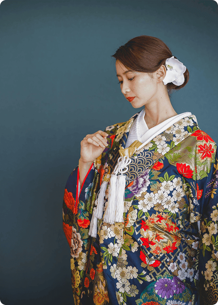 紺色の和装に身を包んだ新婦