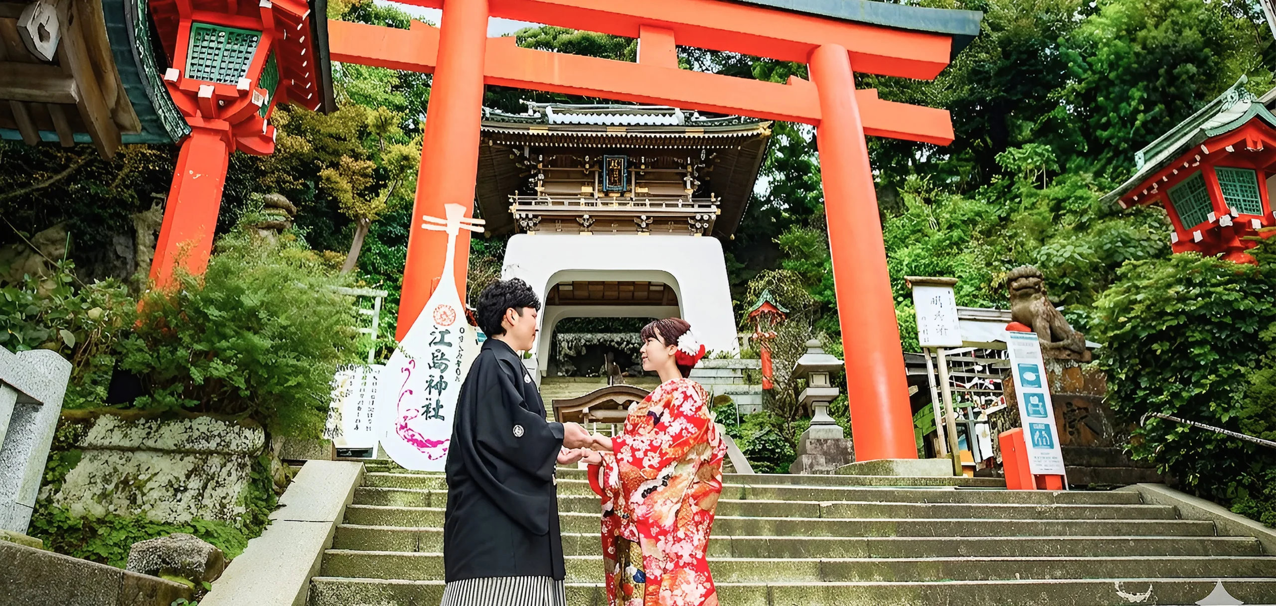 古都の風情漂う鳥居の前で見つめ合う新郎新婦