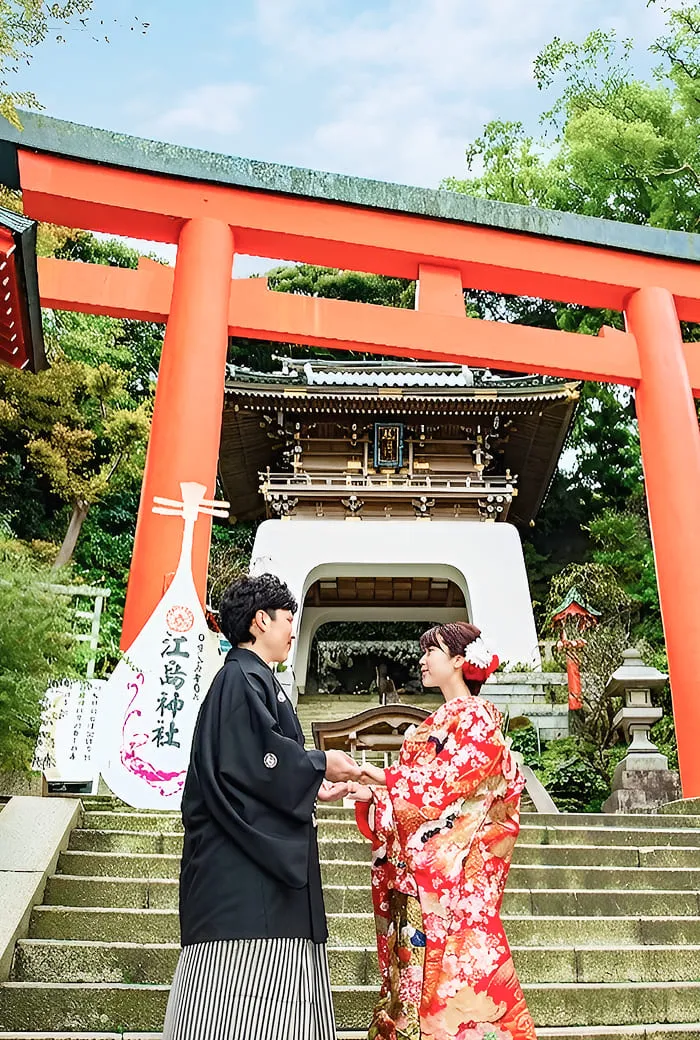 古都の風情漂う鳥居の前で見つめ合う新郎新婦