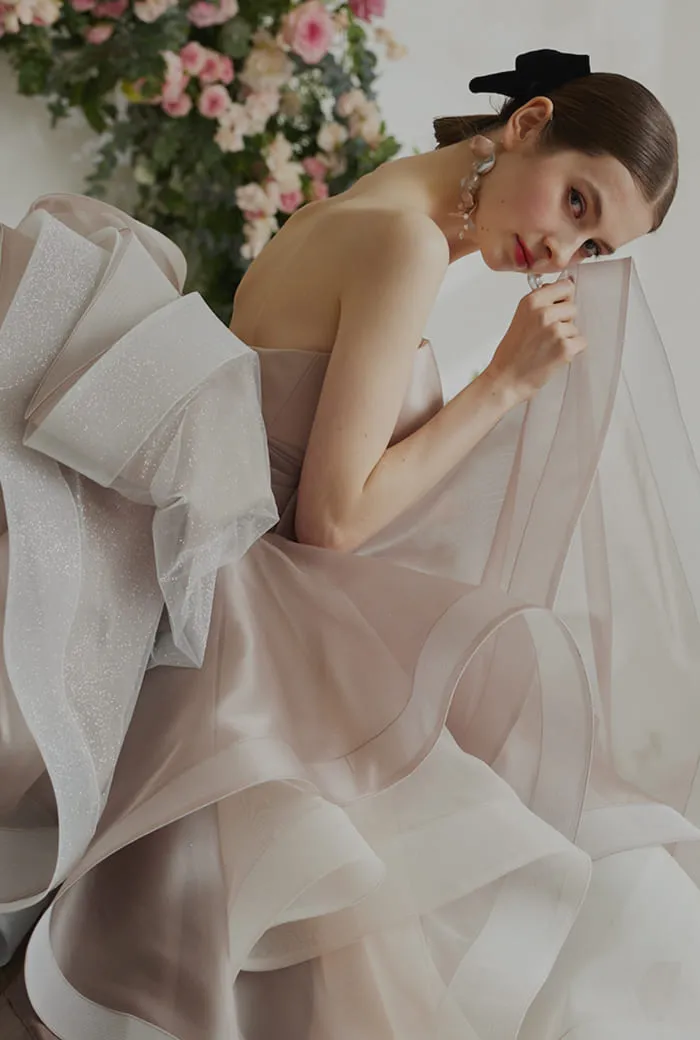 ウェディングドレスを着ている新婦の写真