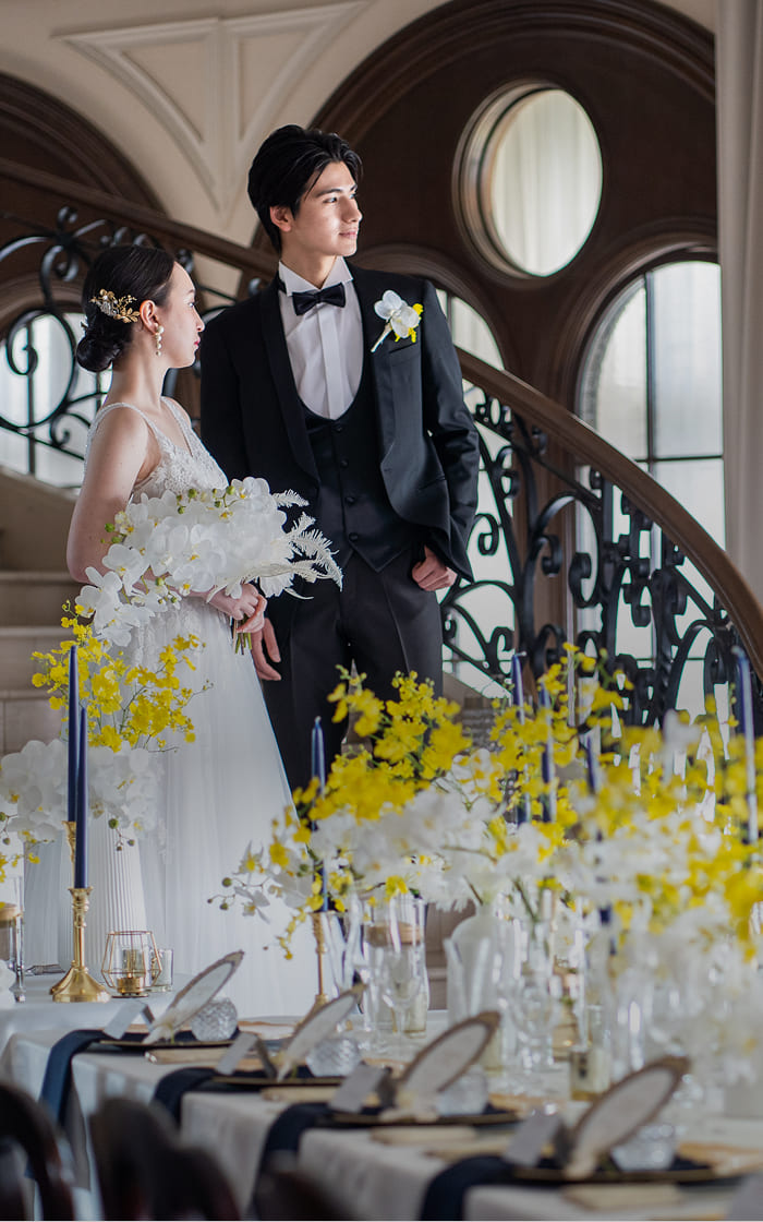 豪華な会食会場の中で佇む新郎新婦