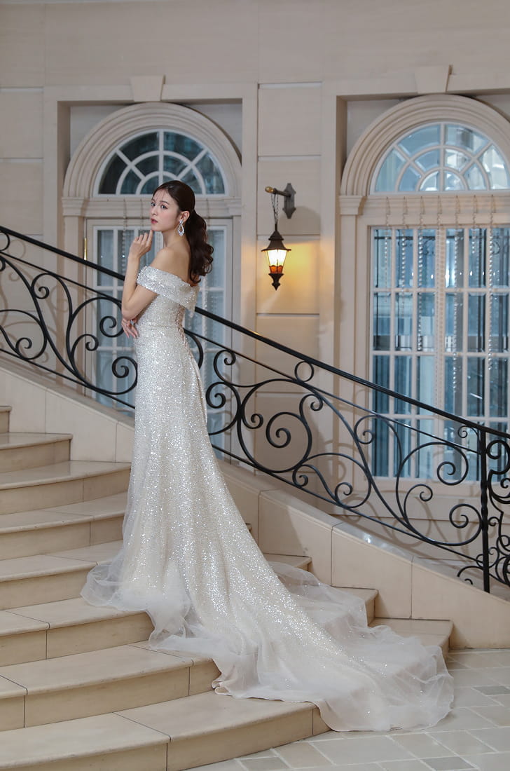 エレガントな装飾が施された教会の階段で佇む新婦