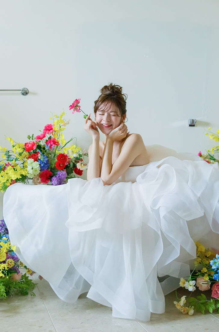 鮮やかな花々に囲まれた新婦