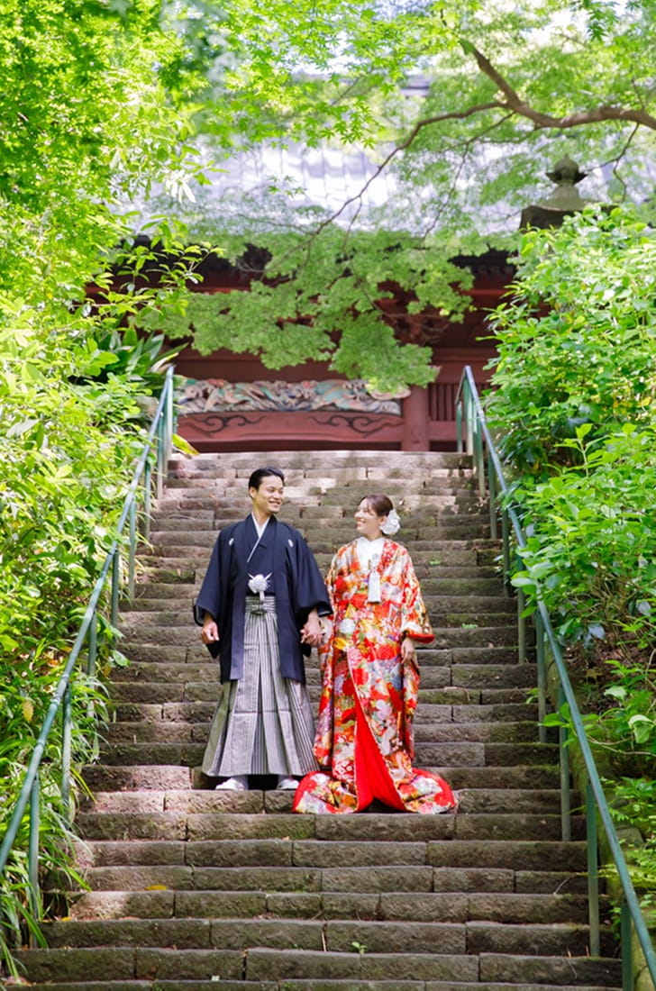 神社へと続く階段で和装を着た新郎新婦
