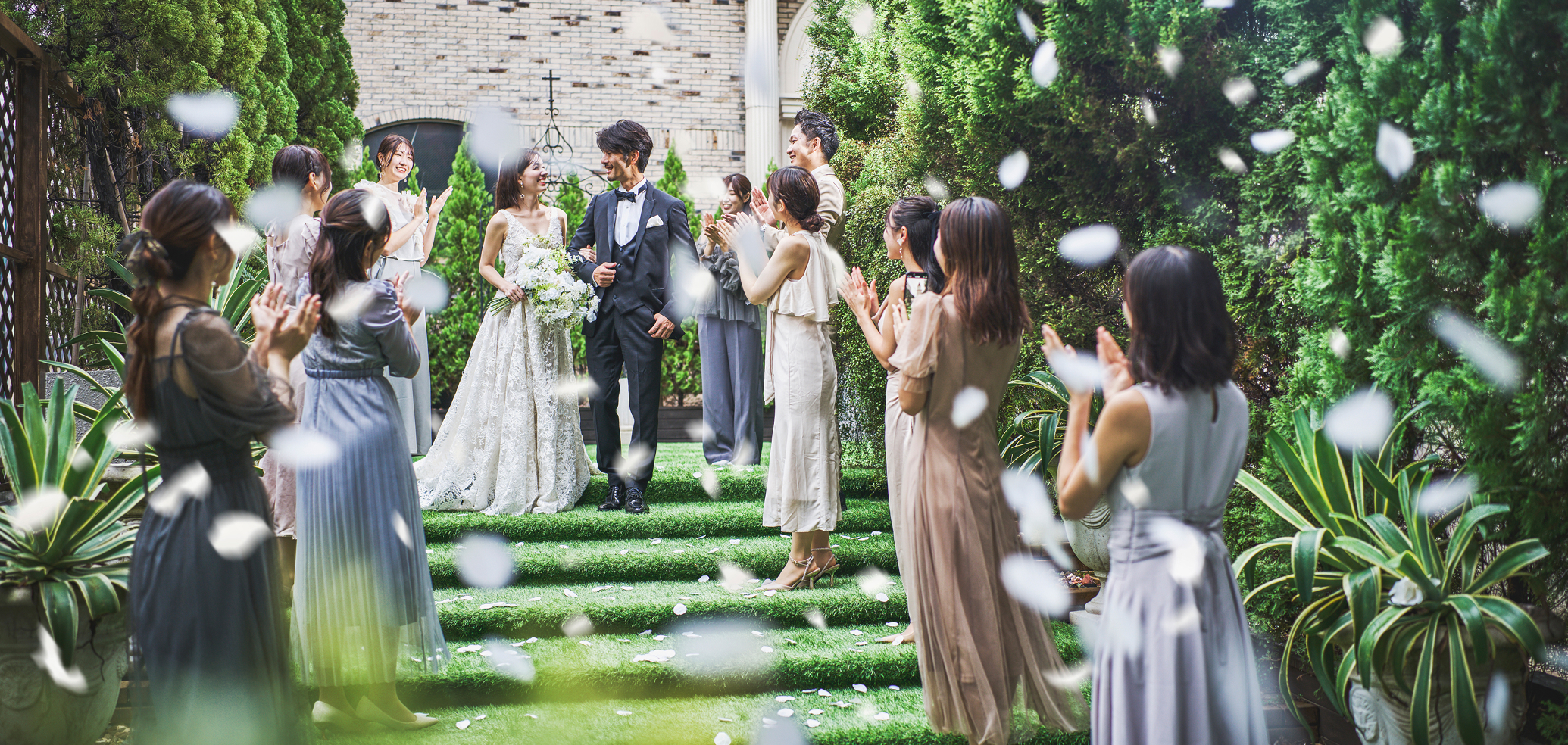 友人たちから祝福を受ける新郎新婦